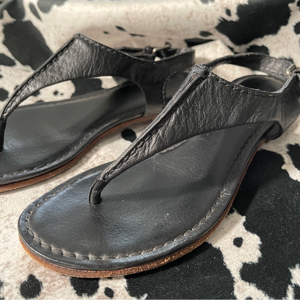 Frye Women's Black Carson Seam T Sandals‎ Size 6